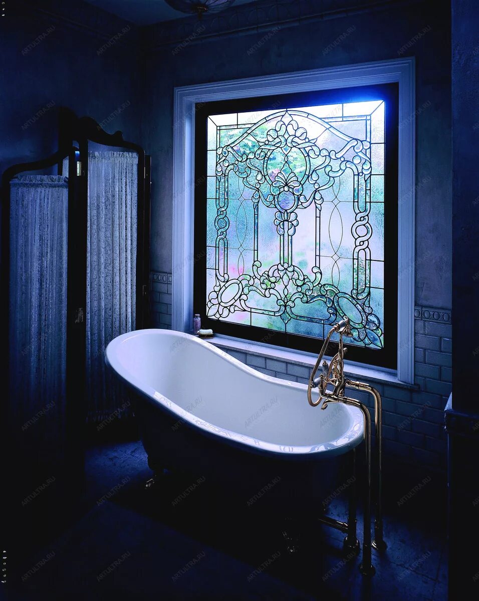 Витражное окно в ванной. Витражи в интерьере ванной. Витражи в интерьере. Витраж в ванную комнату. Витраж в ванную комнату.