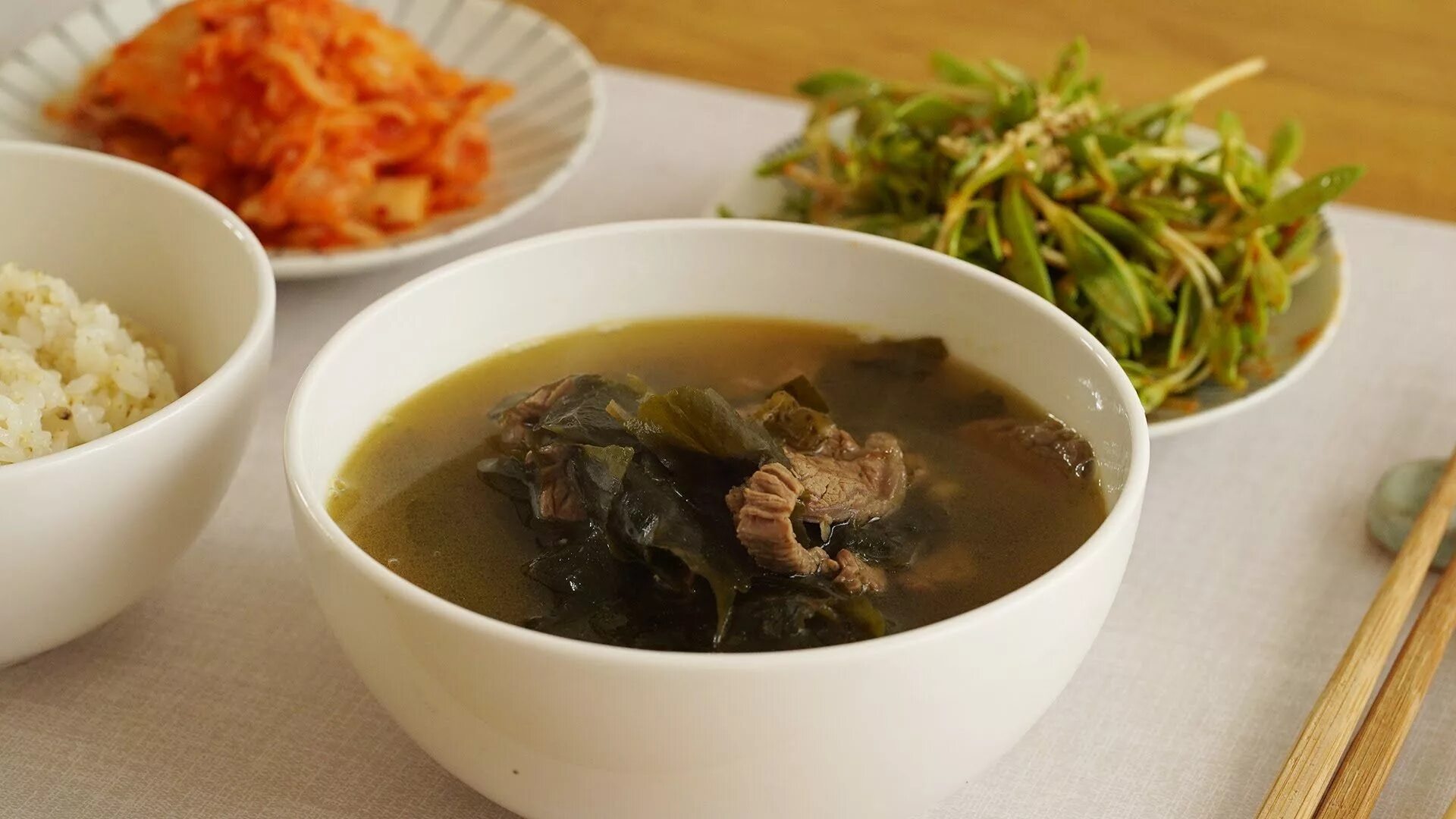 Миек кук. Миек кук суп. Корейский суп миёккук. Морской корейский суп. Миёккук (суп из морской капусты).