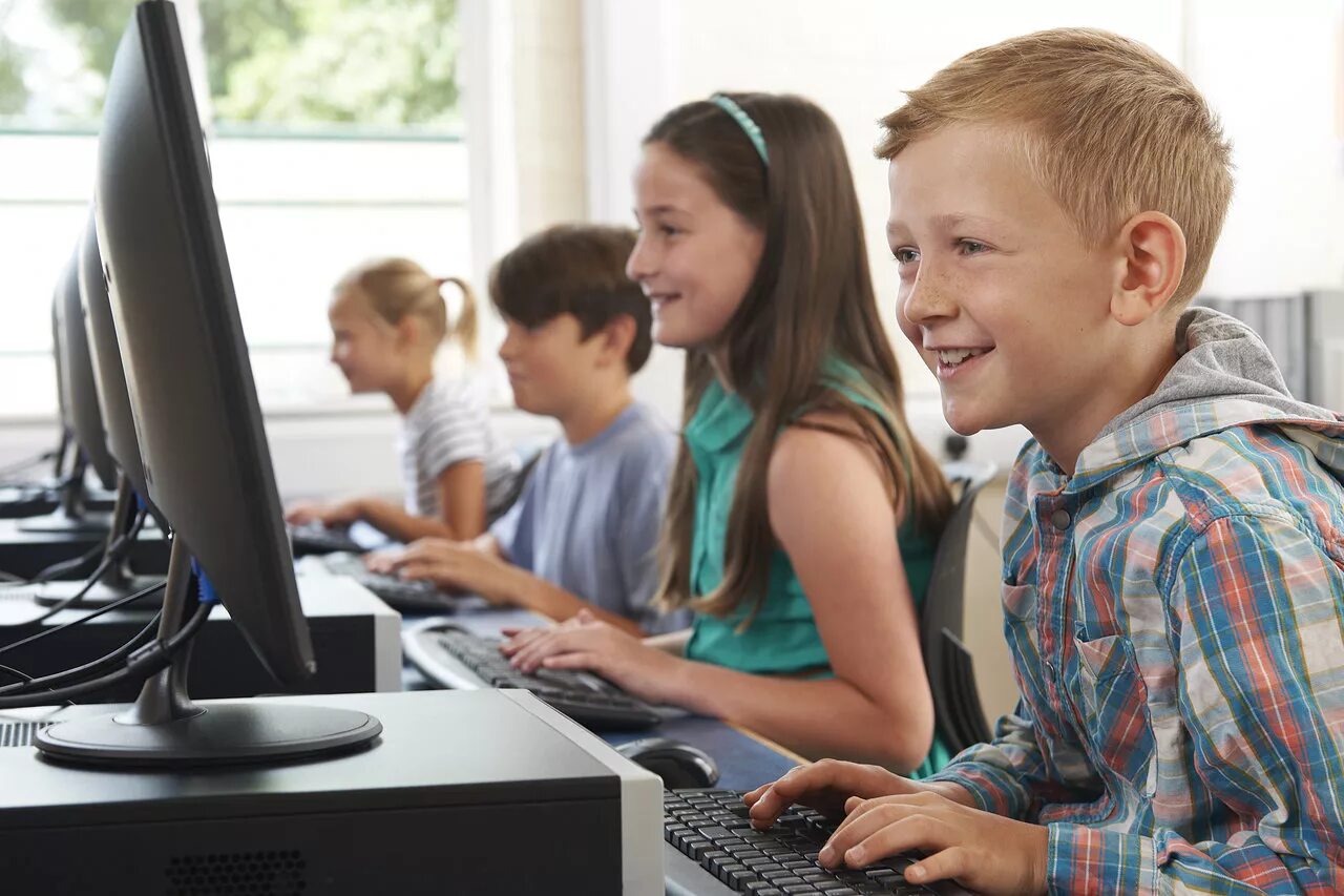 1 класс 1 ученик 1 компьютер. Ребенок за компом. Ребенок за компьютером. Компьютер для школьника. Компьютер в школе.