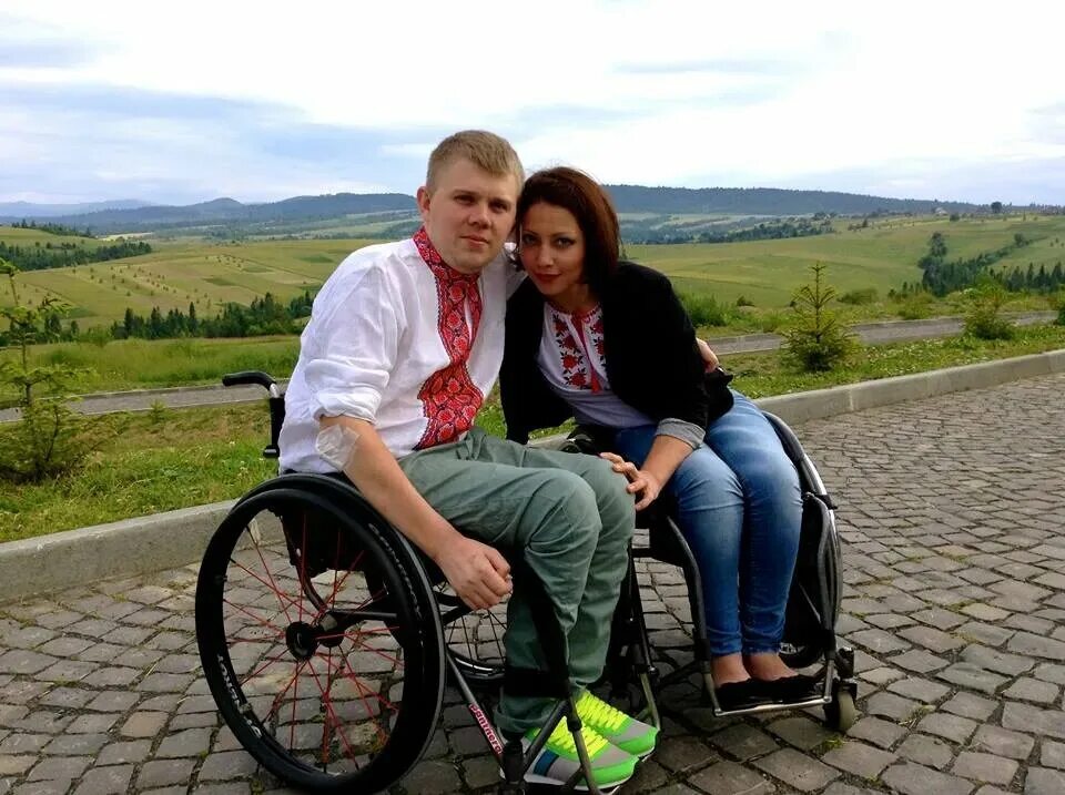 Мужчина инвалид и девушка инвалид. Мужчина знакомится с женщиной. Любовь в инвалидной коляске. Мужчина инвалид и девушка инвалид. Мужчина инвалид и девушка инвалид.