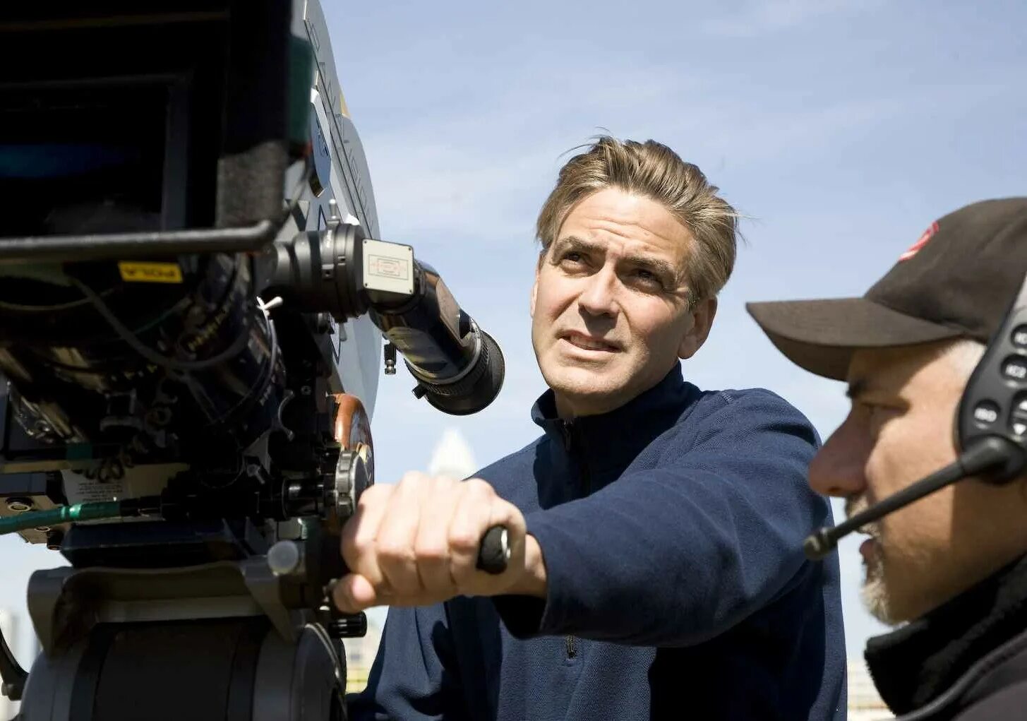 Успех режиссер. Джордж Клуни. Джордж Клуни Режиссер. Джордж Клуни на съемочной площадке.