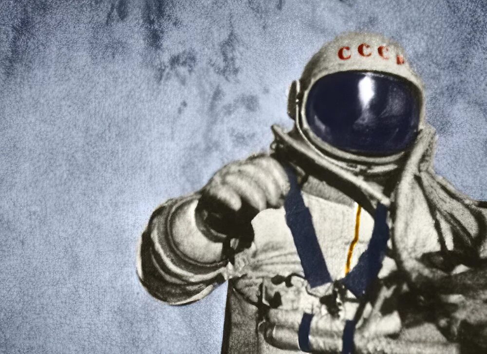 алексей леонов вышел в открытый космос. выход леонова в открытый космос. советский космонавт алексей леонов. павел беляев и алексей леонов полет в космос. алексей леонов в скафандре и в открытом космосе.
