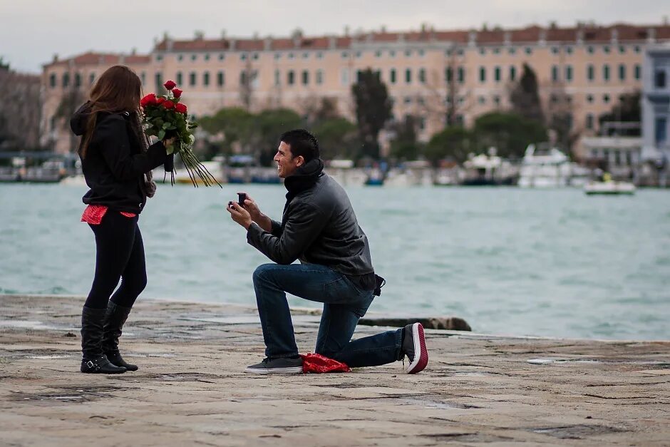 предложение мужчине руки и сердца. предложение мужчине руки и сердца. мужчина делает предложение девушк. молодая девушка и взрослый мужчина. мужчина делает предложение.