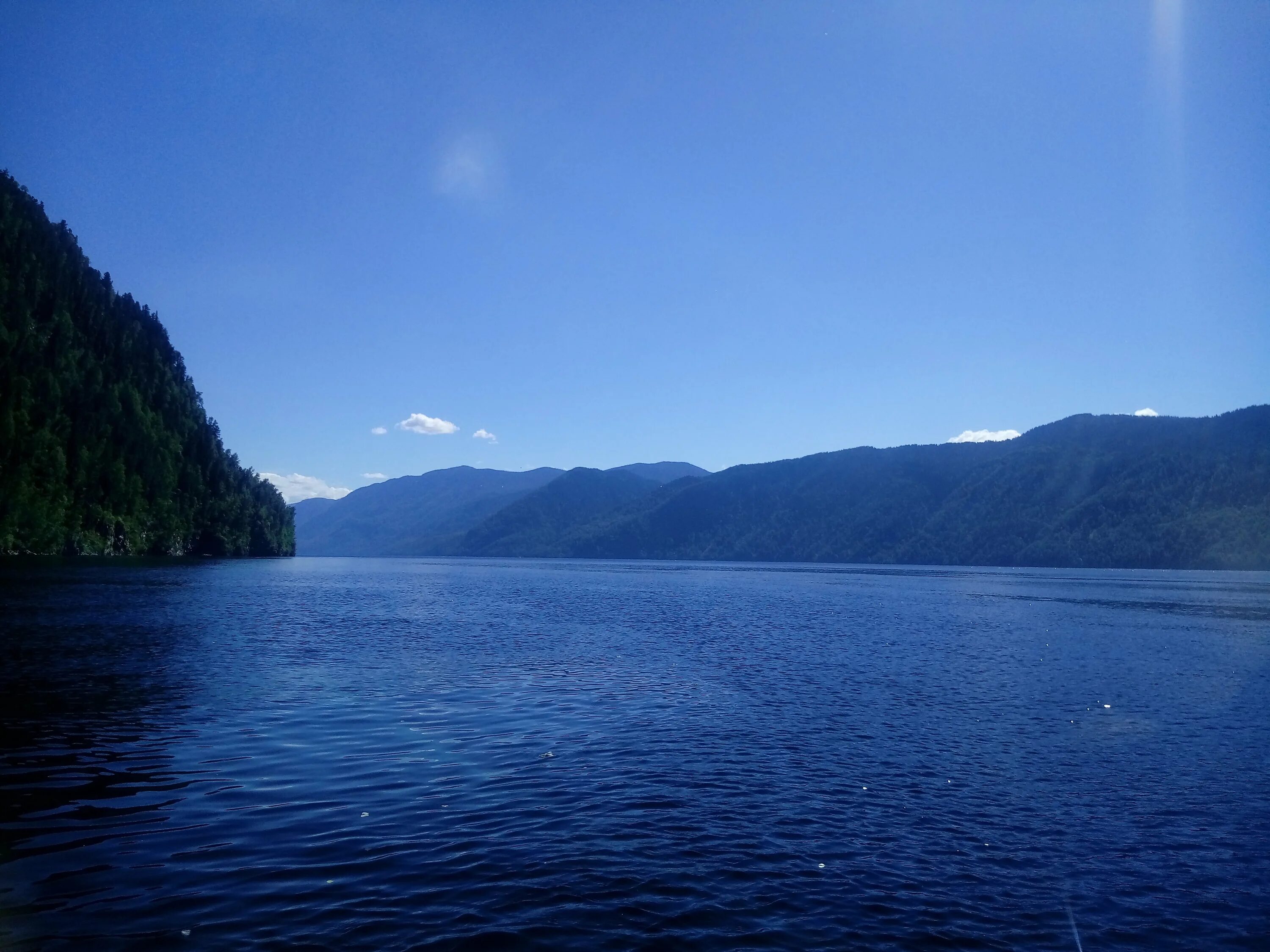 Телецкое озеро. Телецкое озеро одно из главных. Залив камга телецкое озеро. Телецкое озеро алтай о. Золотые горы алтая телецкое озеро.