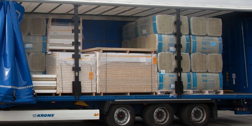 перевозка крупногабаритных грузов трал. коробка груз на паллете. самые легкие грузы. пакетные перевозки грузов. негабарит урал.