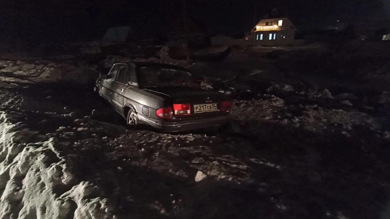 Авария в тюкалинске сегодня на трассе. Последняя Волга. Авария Волги на обочине в 2023.