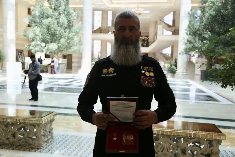 Командиры Кадырова. Награждение за сво на Украине. Кадыров наградил бойцов. Награждение бойцов Армении.