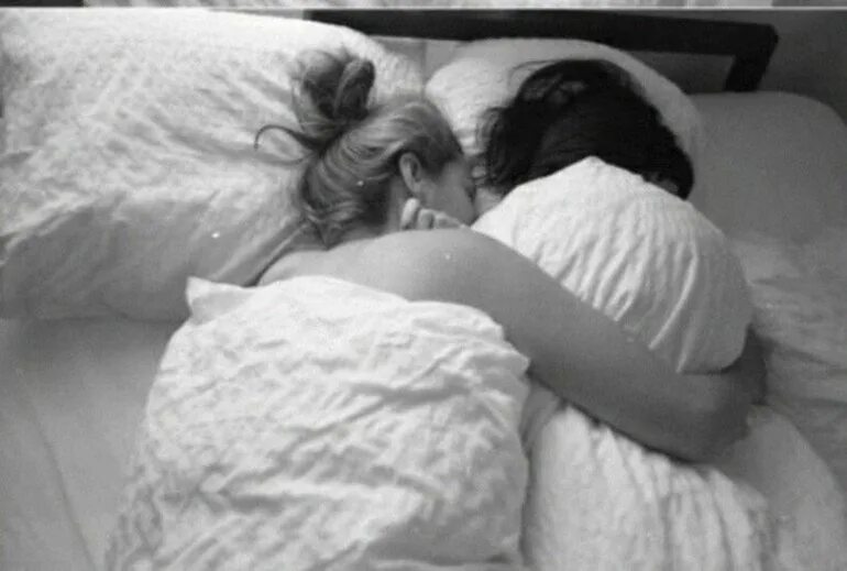 Две девушки обнимаются в постели. Объятия в постели. Несколько девушек в кровати. Залезла спящему в кровать