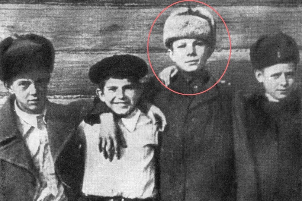 90 ЛЕТ НАЗАД РОДИЛСЯ ПЕРВЫЙ КОСМОНАВТ ЗЕМЛИ - ЮРИЙ ГАГАРИН Советский лётчик Юрий