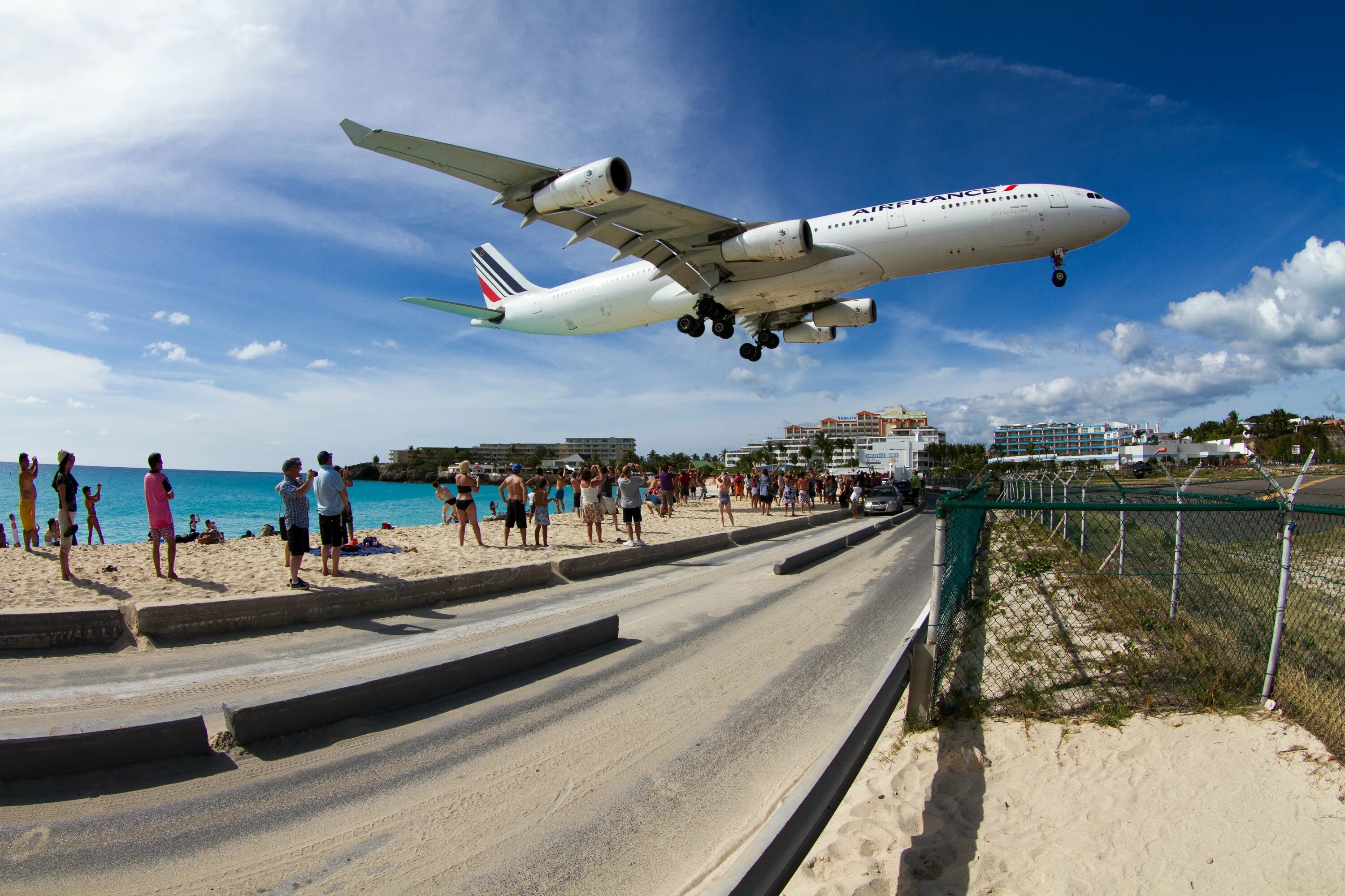 Самолет над головой. Самолеты в аэропорту Батуми. Maho Beach пляж-аэропорт. Пхукет аэропорт пляж.