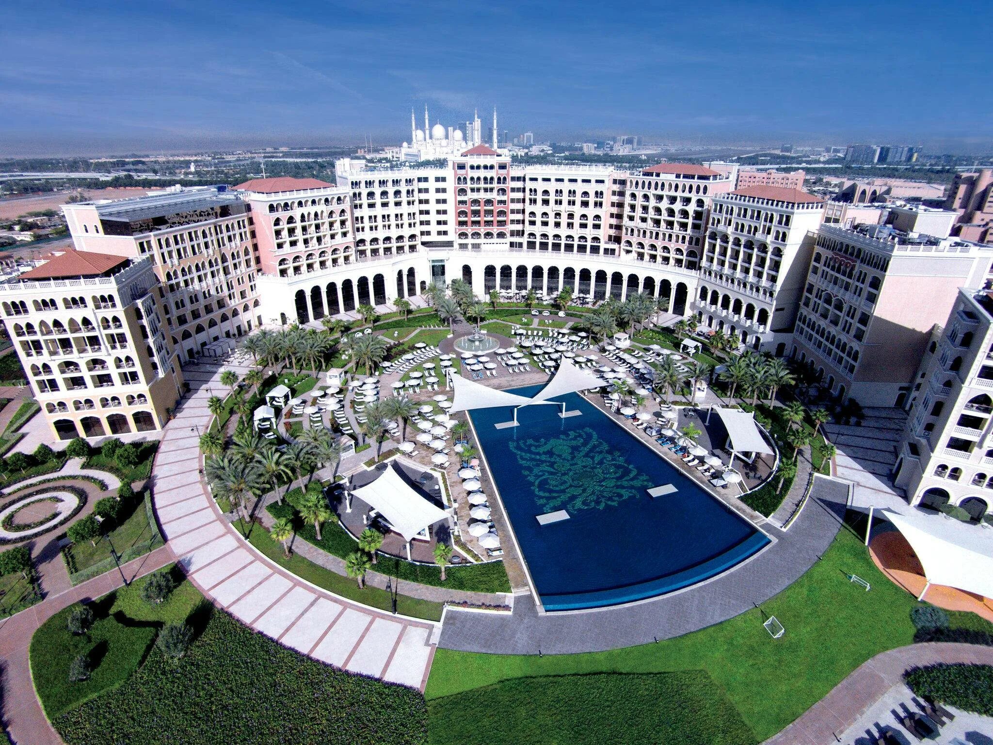 The ritz carlton abu dhabi. Абу Даби Ritz Carlton. Абу Даби the Ritz Carlton Grand canal5. Ritz Carlton Abu Dabi. The Ritz-Carlton Abu Dhabi Grand canal 5*.