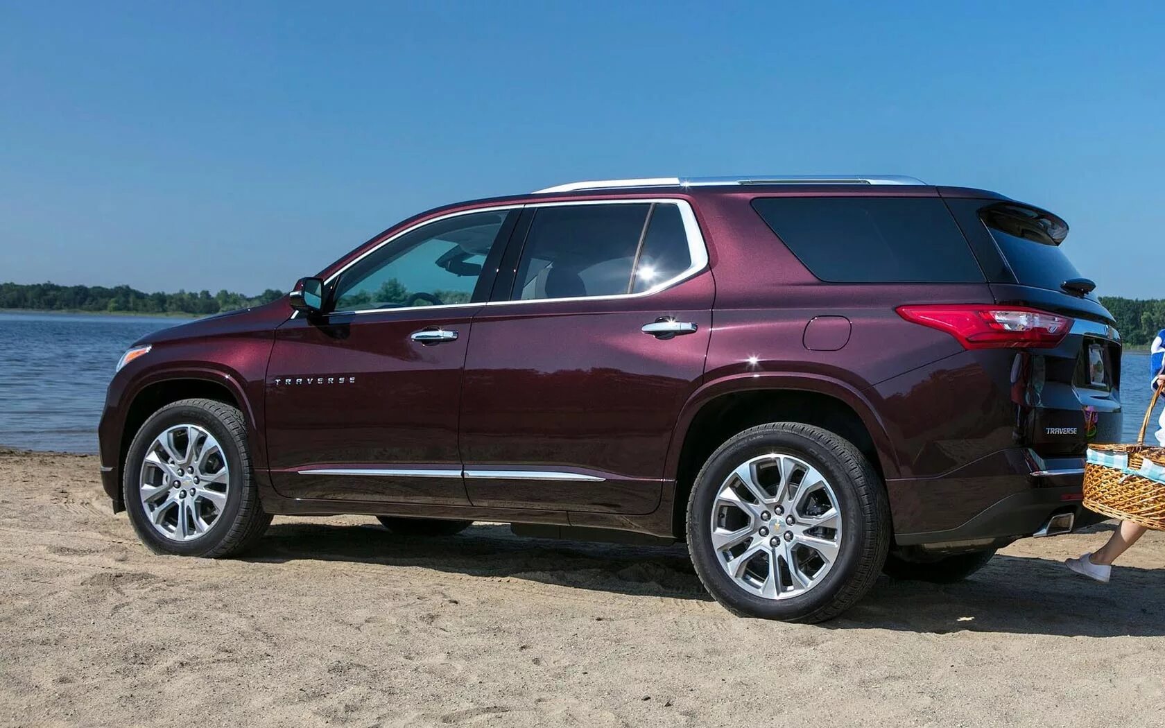 Traverse. Chevrolet traverse 2025 photo. chevrolet traverse side view. тюнинг шевроле траверс 2025. автомобили tahoe новый traverse.