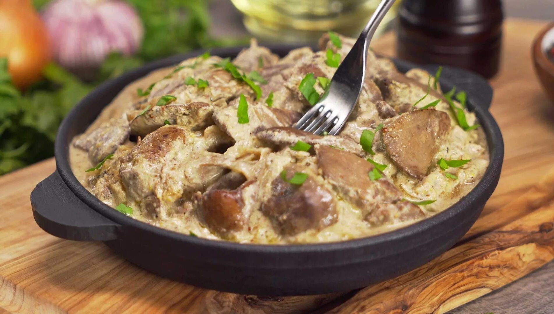 Курица тушеная в луке и сметане. Печень куриная в сметанном соусе. печень в сметанном соусе. печень тушеная в сметане. печень в сметане с луком.