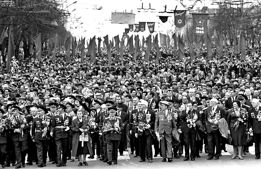 9 мая будет ссср. Парад Победы в СССР 1975. Парад Победы СССР 1985. Ветераны Великой Отечественной войны на параде.