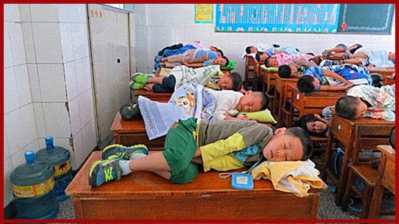 Дети спят в школе. Китайские дети в школе. Китайские школьники спят в школе.
