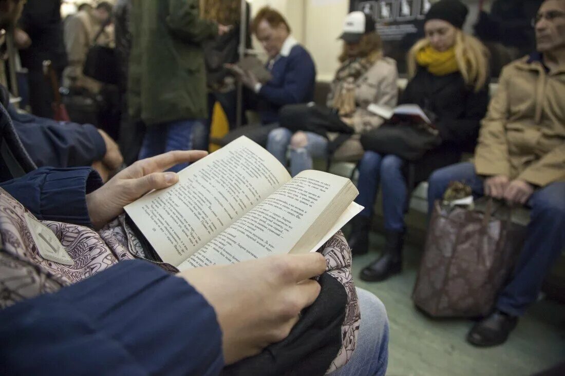 Почему многие продолжают читать. Книга для чтения в метро. Чтение в транспорте. Люди читают в метро. Чтение в автобусе.