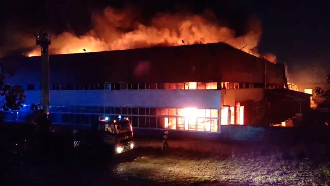 Ижевск пожар на производстве. Пожар на орджоникидзе ижевск. Пожар в ижевске вчера. Пожар на лакокрасочном заводе. Горит завод.