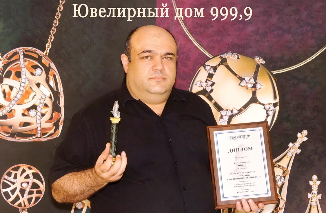Ювелирный магазин 999. Ювелирная 999. Золото украшения. Ювелирные украшения 999 пробы золота. Кольцо 999 пробы червонное золото.