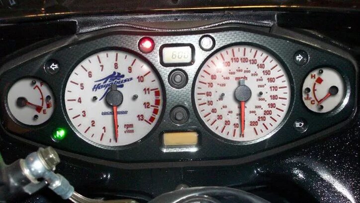 340 км в часах. Suzuki Hayabusa gsx1300rприборная панель. Сузуки Хаябуса приборная панель. Suzuki Hayabusa приборка. Suzuki Hayabusa 1999 Speedometer.