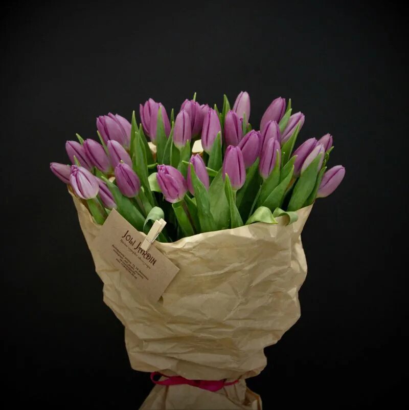 завернуть букет в бумагу. небольшой букет тюльпанов. букет из 9 тюльпанов в крафт. букет "25 тюльпанов". букет из 9 тюльпанов в крафт.