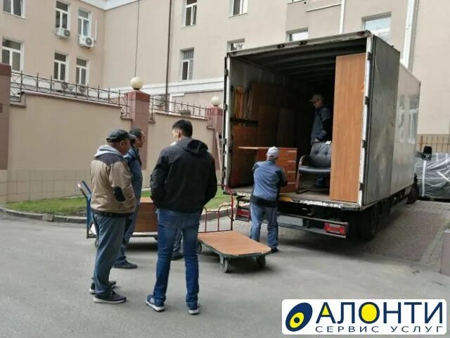 Погрузка мебели с завода. Движение по тротуару для разгрузки. Загруженная газель. Парковка для выгрузки товара. Заезд на тротуар для разгрузки.