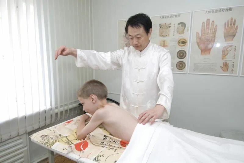 Китайский центр здоровья. Чжао Юй иглотерапевт. Детский массаж. Детский точечный массаж. Китайский массаж.