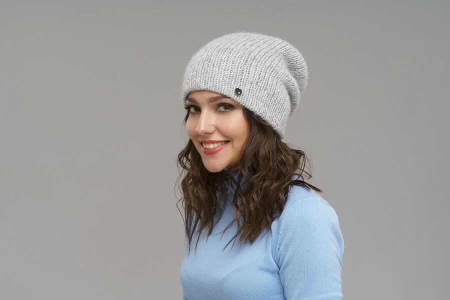 Carlo visintini шапка белая с отворотом. серебряный головной убор. шапка с серебряными полосками. шапка серебристая женская зимняя металлик. шапка с металлическим отливом.