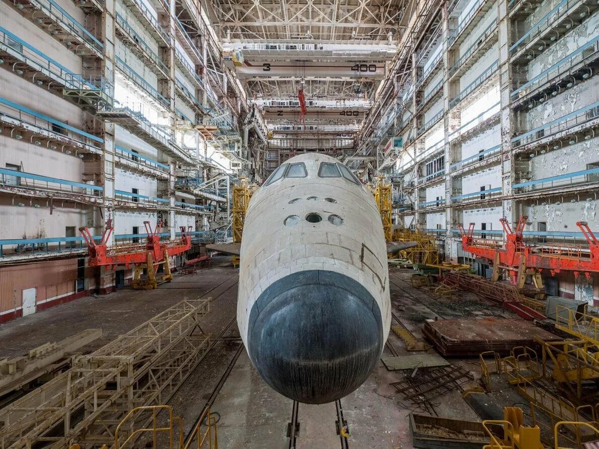 Где сейчас находится буран. Буран космический корабль заброшенный. буран космический корабль байконур. шаттл буран байконур. байконур буран ангар.