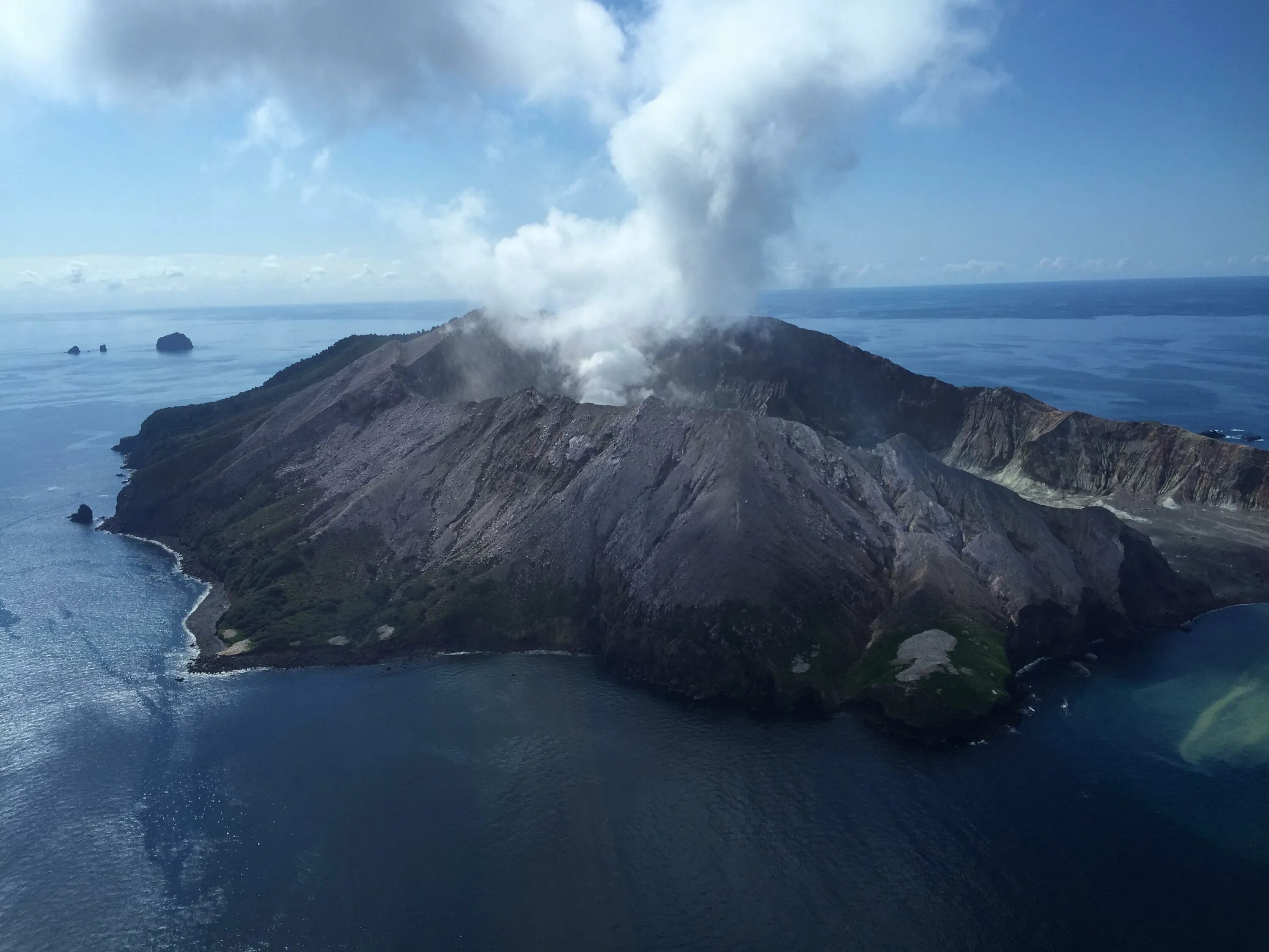 Volcano island. Вулкан Уайт-Айленд новая Зеландия. Уайт-Айленд извержение. Извержение вулкана Уайт Айленд 2019. Новая Зеландия вулканы.