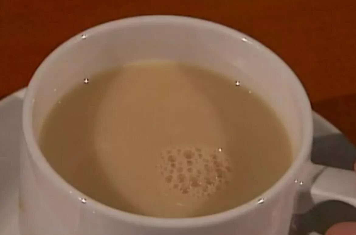 Молоко при гепатите. Чай с молоком. Молоко с чаем. Черный чай с молоком. Чай с молоком и сахаром.