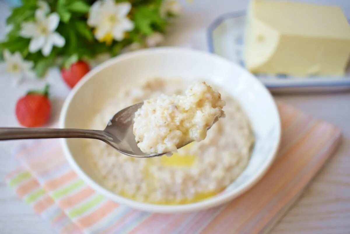 Овсяная каша на воде с маслом. Ячневая молочная каша. Молочная каша с ячневой крупой. Каша овсяная молочная. Овсяная каша с молоком.