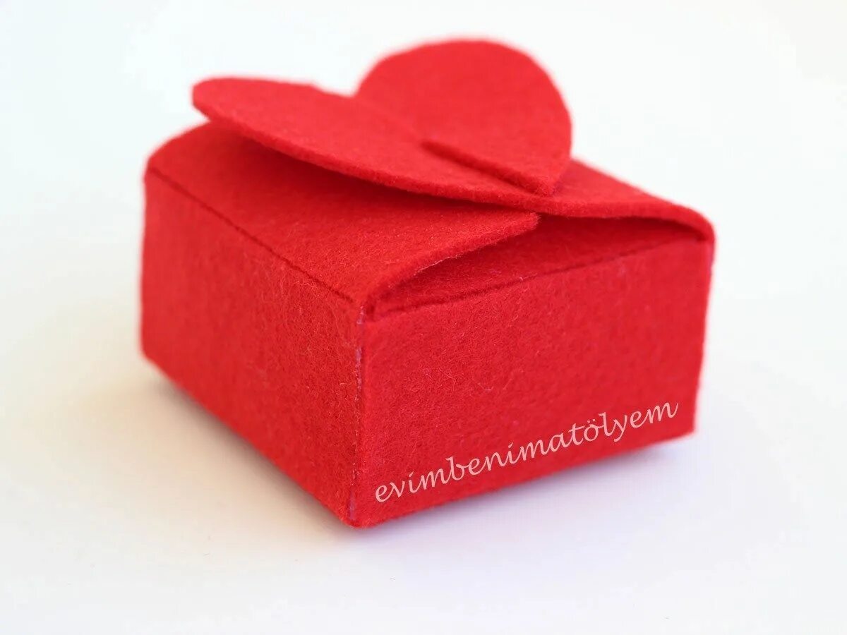 Подарочные коробки фетра. Украшение на торт из фетра. Шкатулка из фетра мастер класс. Коробочка из фетра. Фетровые коробочки.