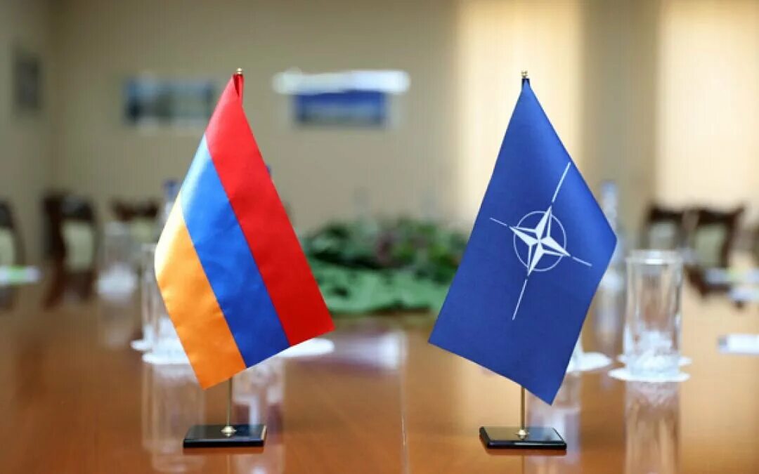 В нато ли армения. Армения НАТО. Флаг НАТО. Флажок НАТО. Армянин в НАТО.
