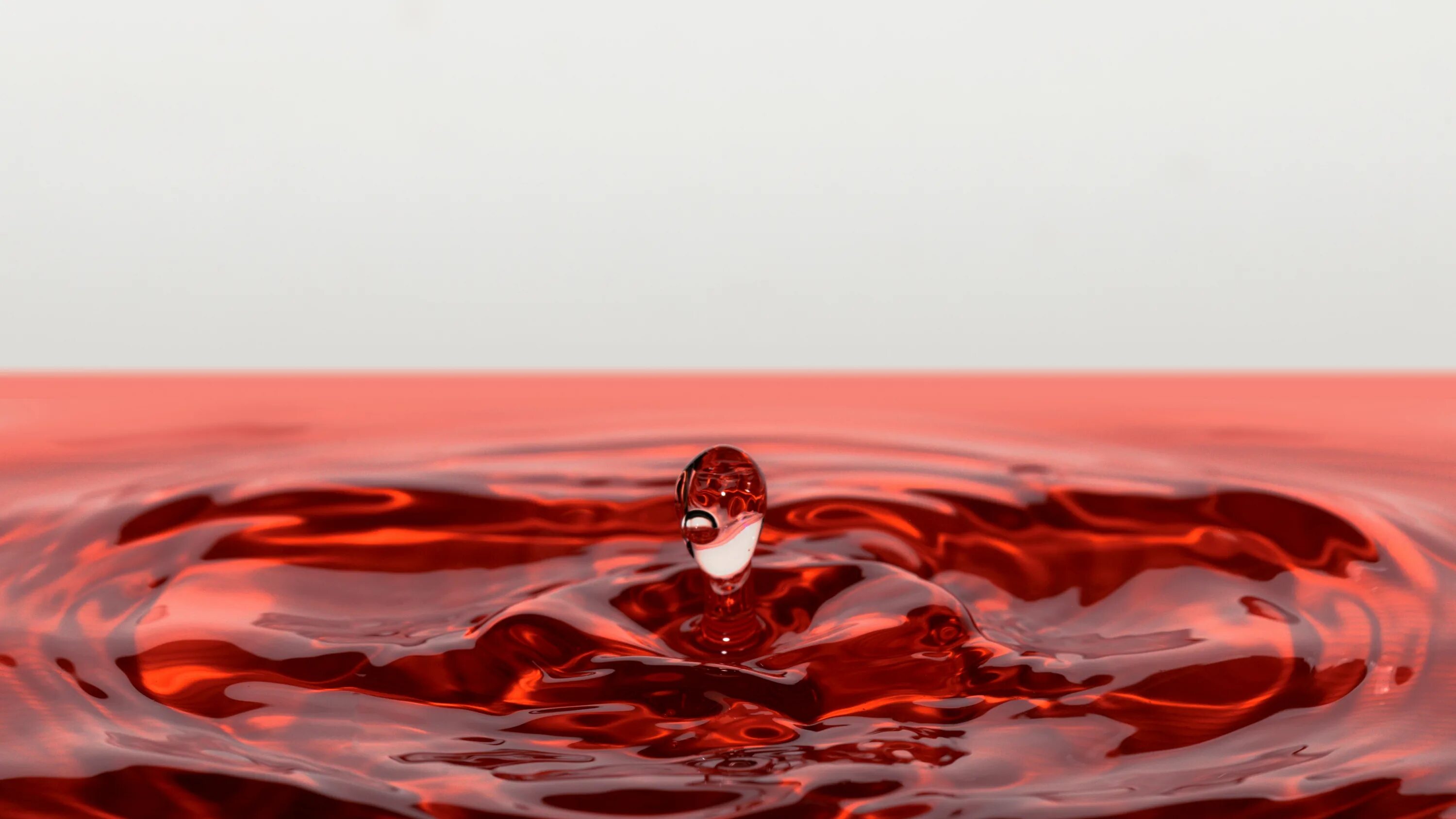 В воду идет красный. Девушка под водой. Озеро ретба. Девушка-море. Девушка в красном.