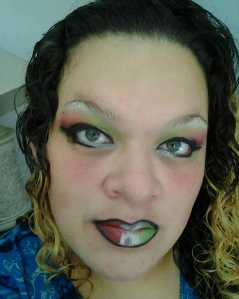 Стремный макияж. Стремный макияж. Стремный макияж. Накрашенная женщина. Стремный макияж.