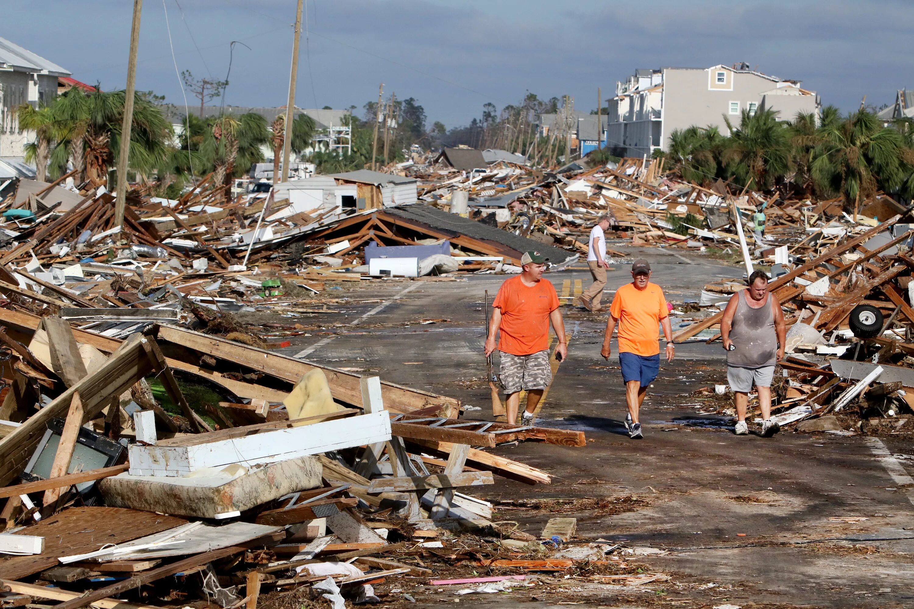 Natural disasters hurricane. Ураган Эндрю 1992. Ураган Изабель. Город после стихийного бедствия.