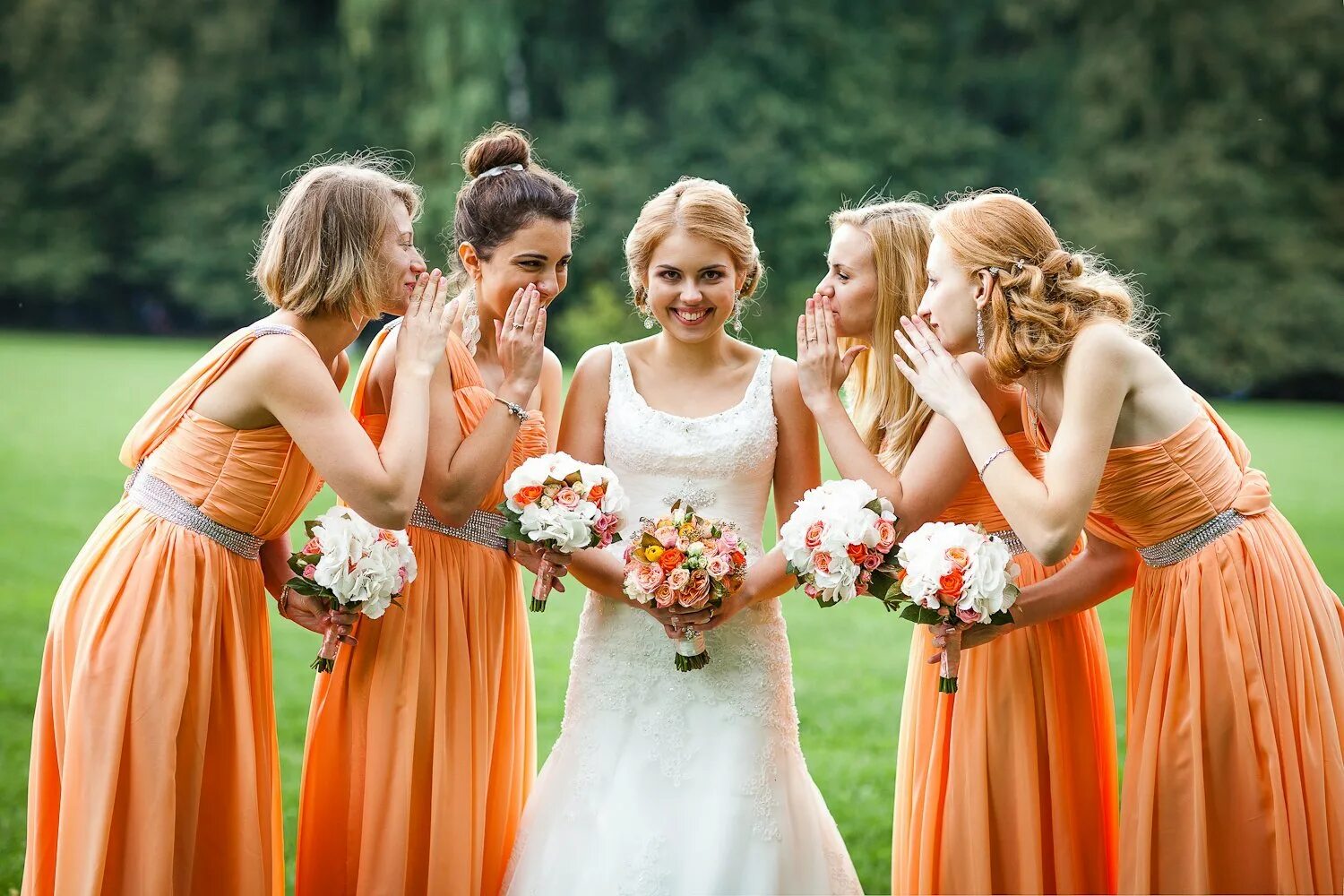 Цвет свадьбы фото. Подружки невесты. Фотосессия с подружками невесты. Подружки невесты в оранжевом. Фотосессия Свадебная с подружками невесты.