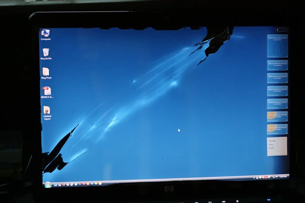 После падения черный экран. Разбитый монитор. Разбитый монитор компьютера. Трещина на мониторе ноутбука. Разбитый экран ноутбука.