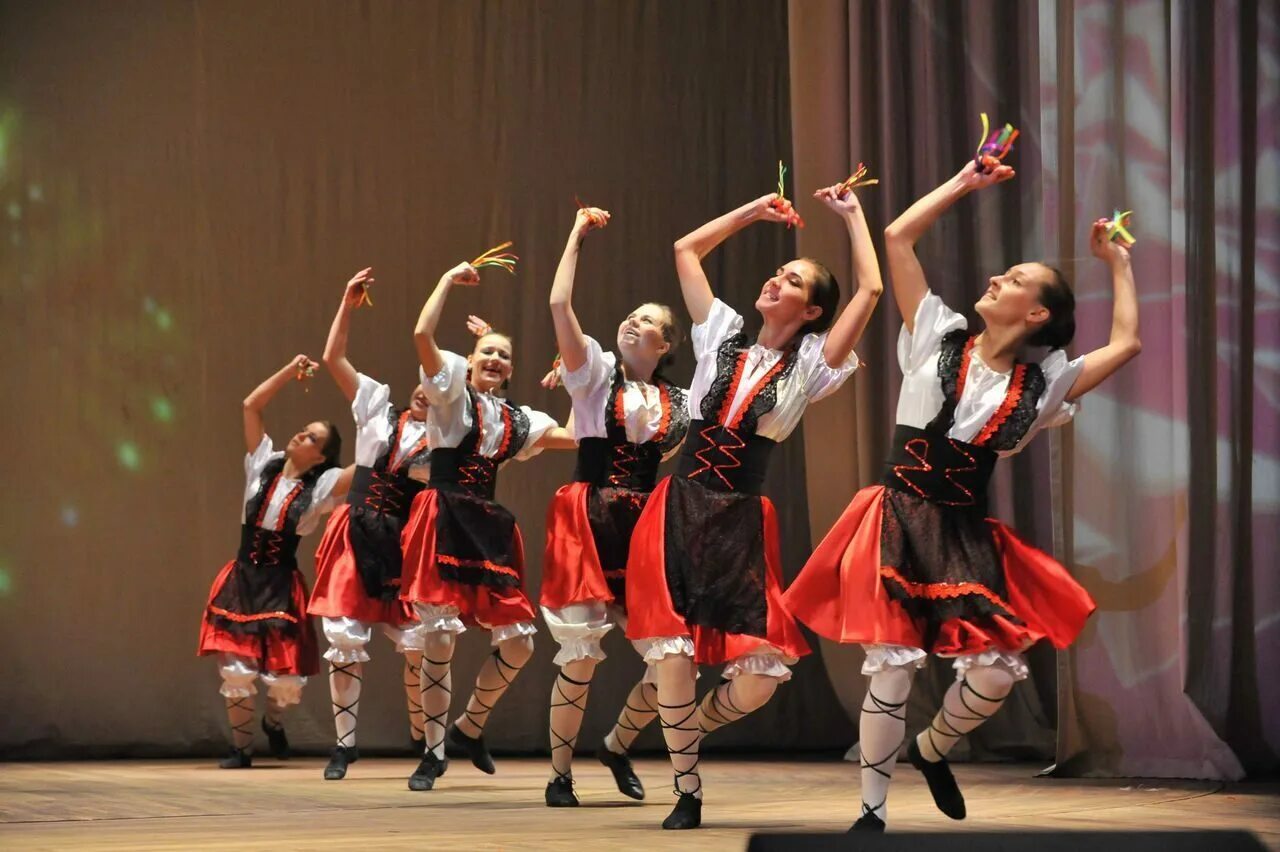 Вербункош танец венгрия. Баски народы франции. Контемп рваный костюм. Национальный танец австрии. Народный танец чардаш венгрия.