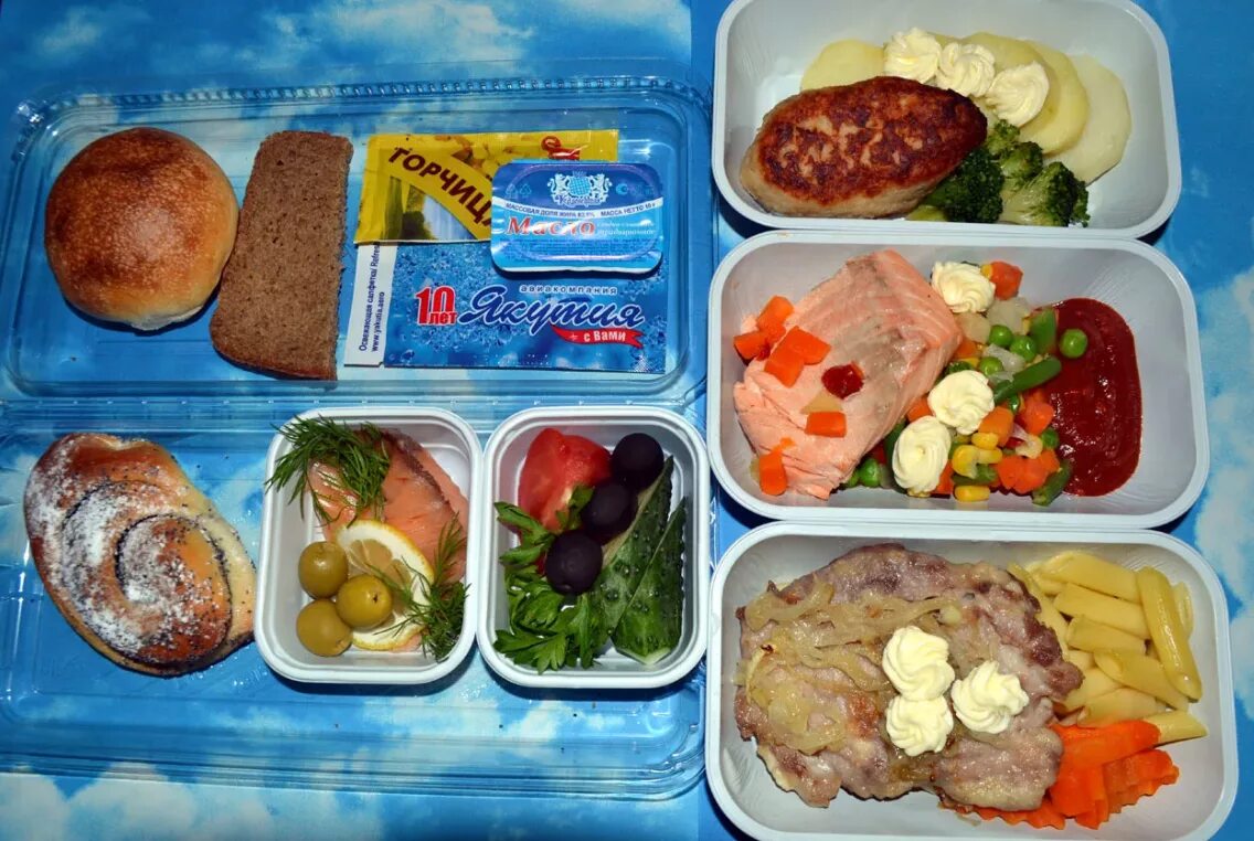 Авиакомпания Якутия бортпитание. Обед в самолете. Набор еды в самолете. Еда в самолете эконом.