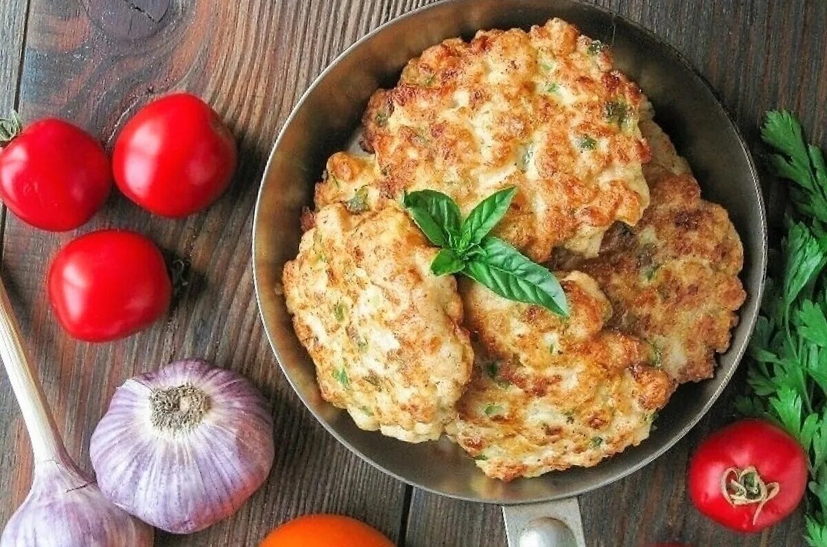 Рубленные котлеты. Котлеты из рубленного куриного мяса. Рубленые куриные котлетки. Рубленные куриные котлеты. Куриные котлеты рецепт из грудки рубленные сочные