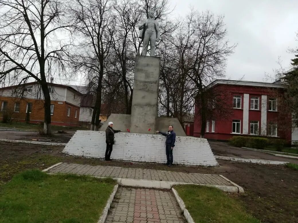 Погода спасск рязанский на 3 дня. Спасск Рязанский памятник Гагарину. Спасск-Рязанский Центральная площадь. Спасск Рязанский площадь города. Спасск Рязанский мемориал славы.