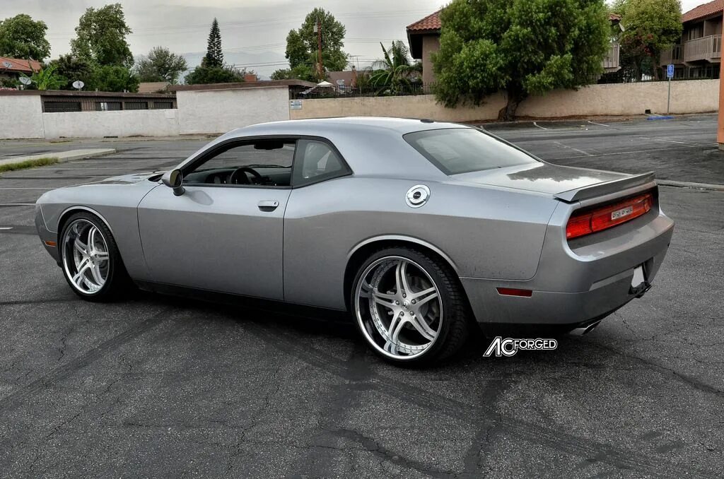 Диски челленджер. Додж челленджер r22. dodge challenger диски. диски dodge challenger r20. колеса dodge challenger.