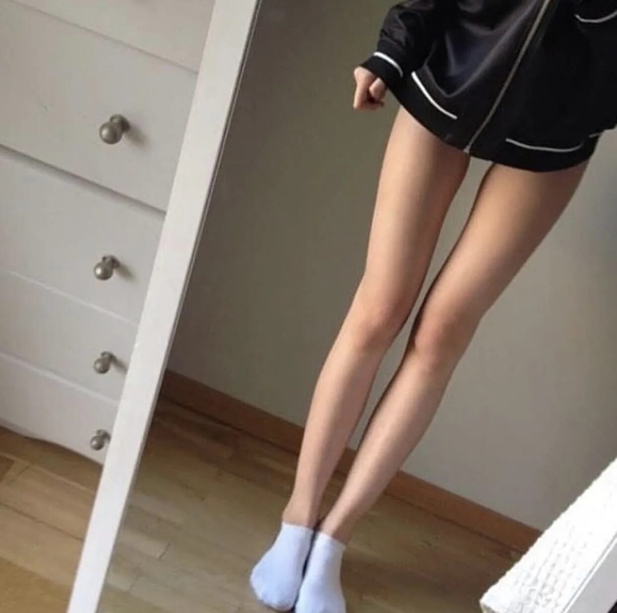 Тонкие стройные ноги. Худые девушки. Худые ноги девочки. Стройные ножки. Худые ноги девочки.