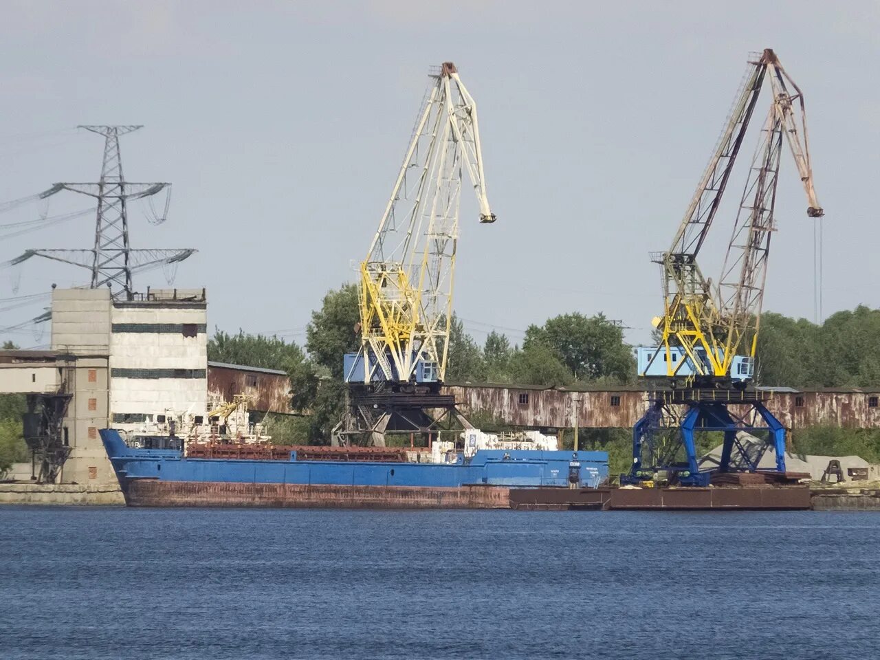 Порт описание серий. Грузовой порт Балаково. Балаковский Речной порт Балаково. Город Балаково Речной порт. Балаковский судостроительно-судоремонтный завод.