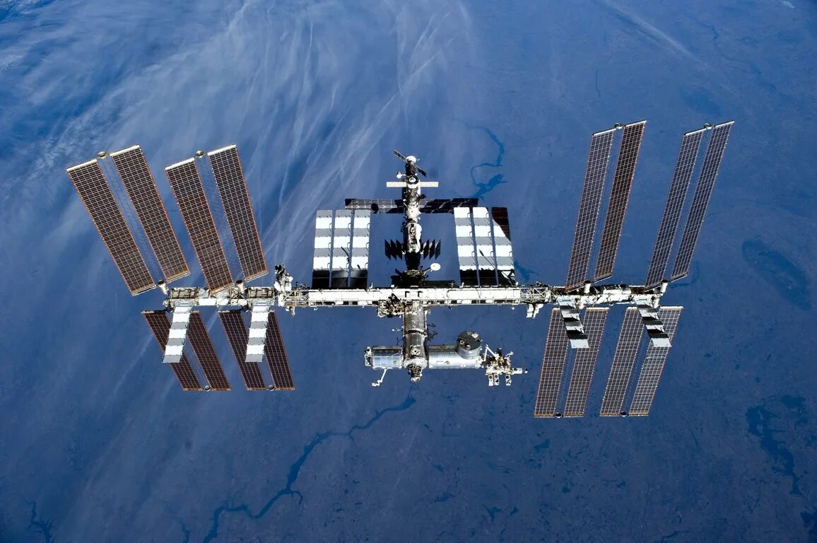 Мкс фото. Космическая орбитальная станция МКС. Солнечные батареи МКС 1990. Международная Космическая станция ISS. Новая МКС Космическая станция.