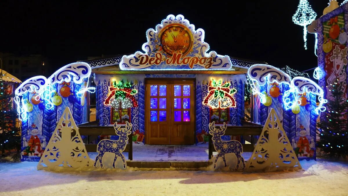 украшение на окно санта клаус на лестнице. дом украшенный дедами морозами. комната деда мороза. украшение "санта-клаус". фотозоны на новый год.