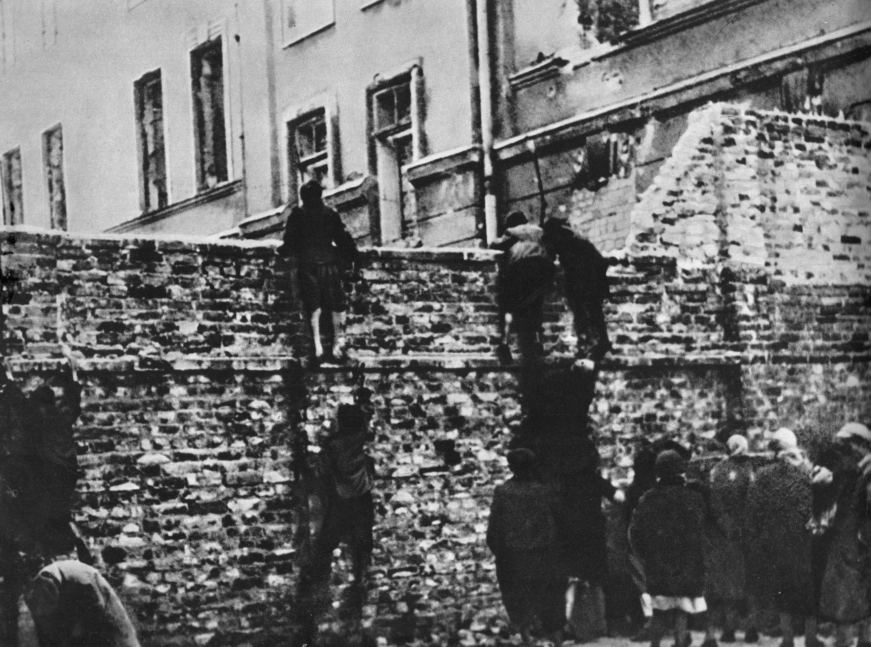 Создание первого гетто в польше. Холокост варшавское гетто. варшавское гетто убийство евреев. стена в варшаве от евреев.
