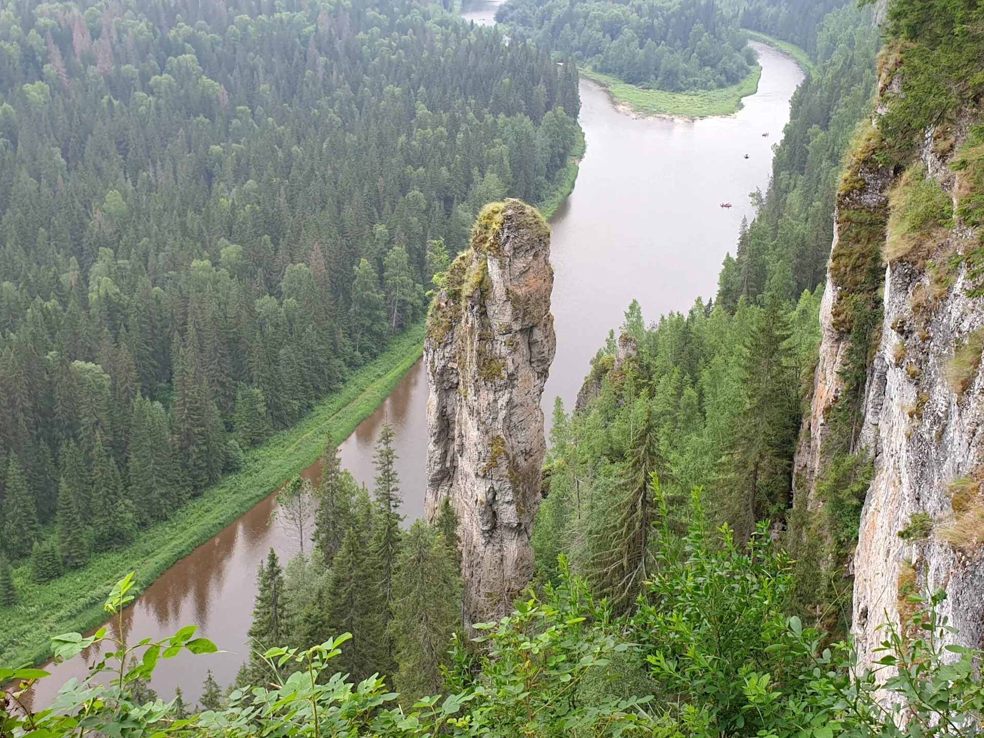 Самые протяженные горы уральские. Уральские горы Предуралье и Зауралье. Усьвинские столбы Пермский край. Природа Урала мамин Сибиряк. Сплав по река Усьва каменный город.