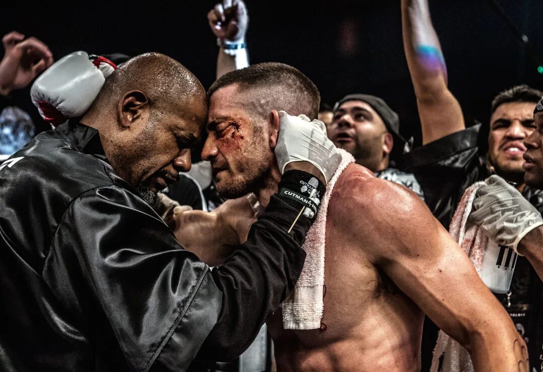 Мухаммед али последнее фото. Жизнь бьет ключом демотиватор. Жизнь и бить людей. Жизнь и бить людей. Джейк джилленхол торс левша.